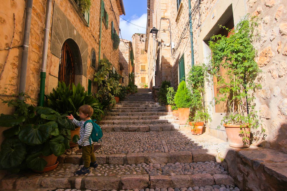 Gasse in Fornalutx - Mallorca mit Kind