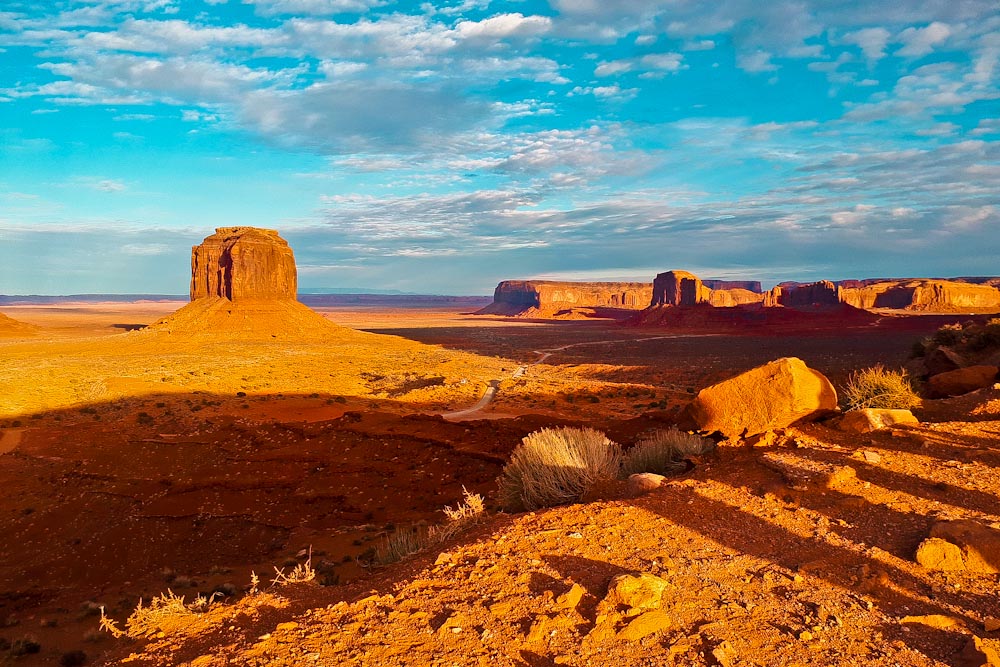 Farbenfroher Sonnenuntergang im Monument Valley