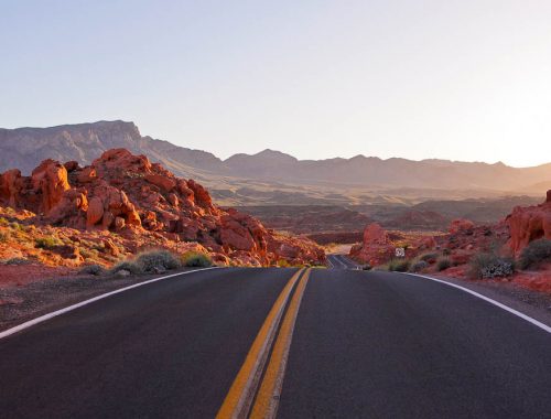 Straße im Valley of Fire bei Sonnenuntergang