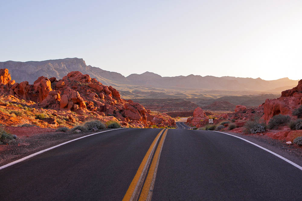 Straße im Valley of Fire bei Sonnenuntergang