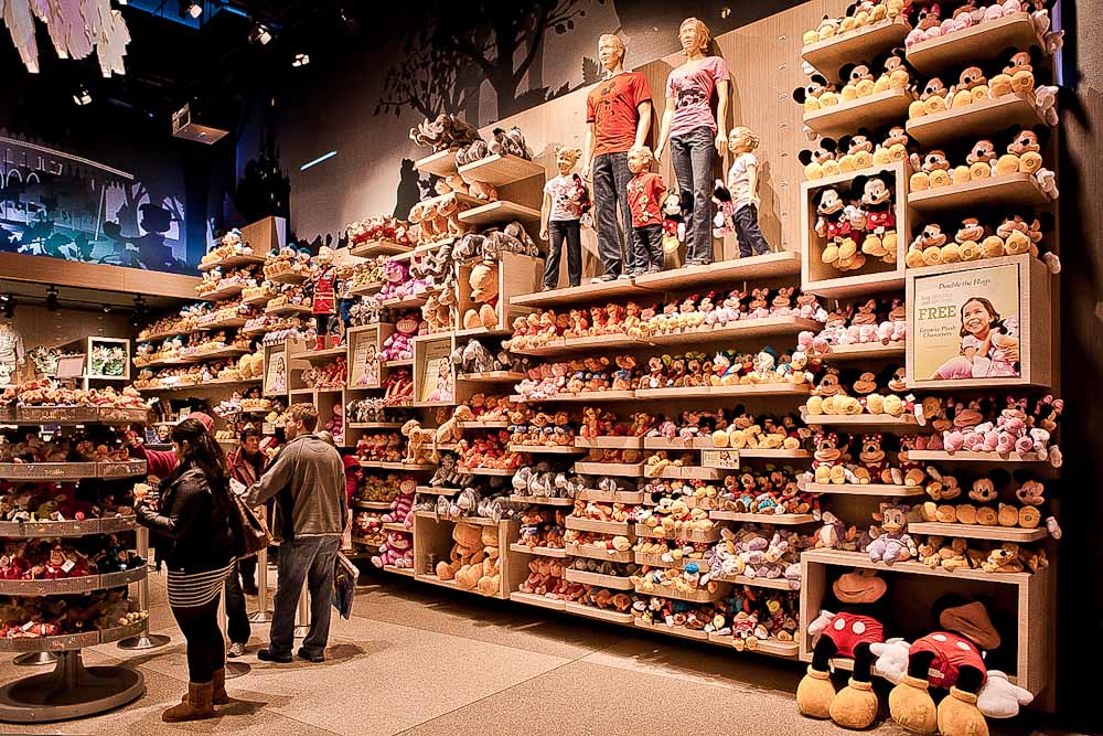 Regale voller Stofftiere im Disney Store in New York