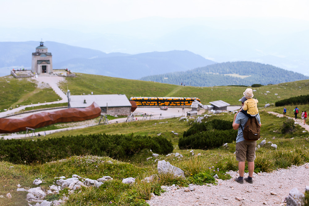 Salamander Zug Wandern am Schneeberg mit Kleinkind