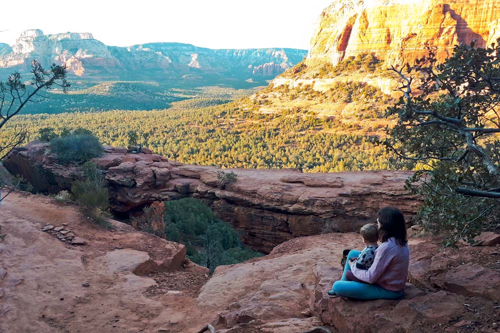 Devils Bridge Sedona Arizona mit Kleinkind