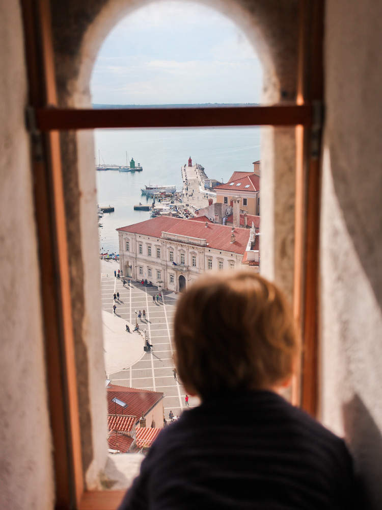 Piran mit kleinem Kind Glockenturm