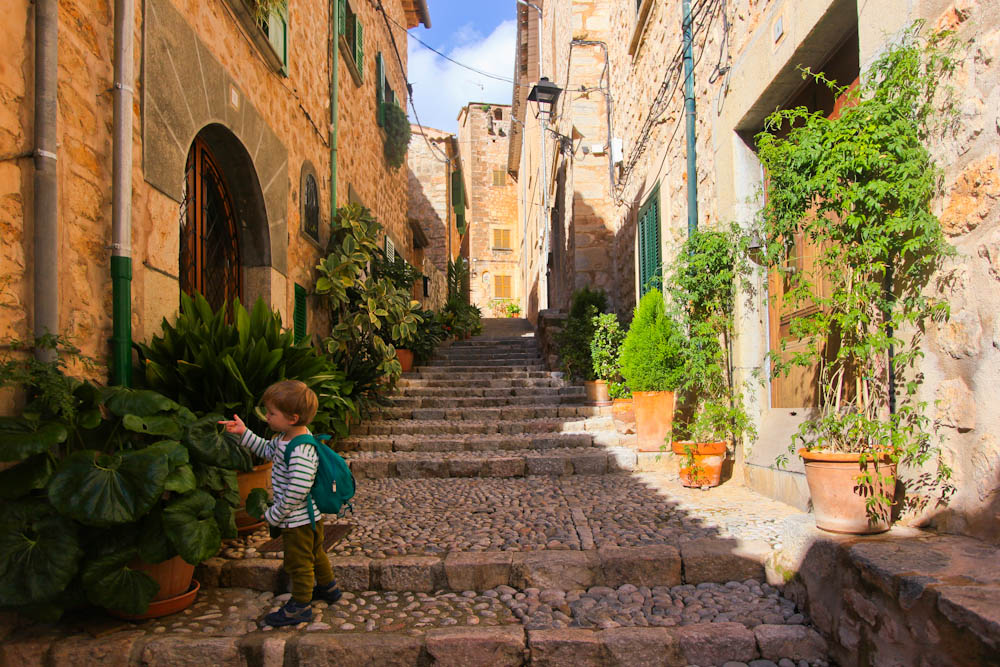 Fornalutx Mallorca mit Kleinkind