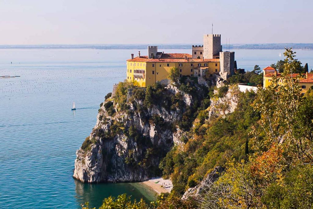 Blick auf das Castello di Duino vom Rilkeweg - Triest Sehenswürdigkeiten in der Umgebung von Triest