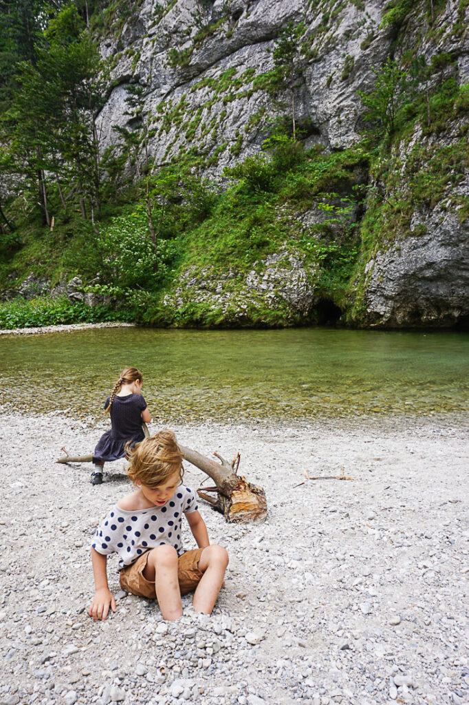 Höllental mit Kindern wandern: Baden an der Schwarza Kleinkind