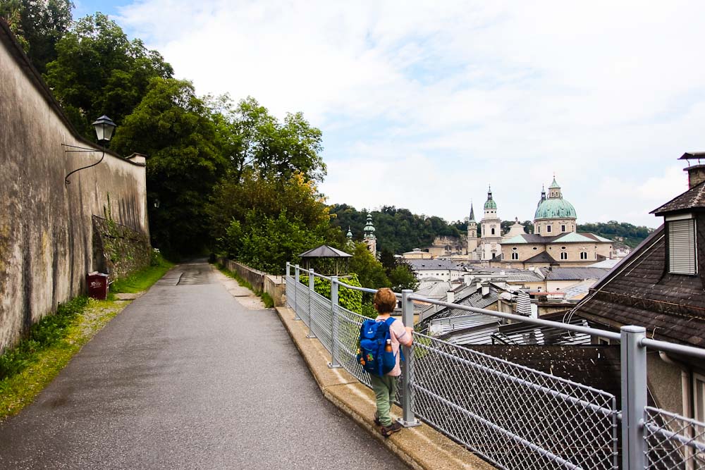 Wandern in Salzburg Stadt mit Kindern, hier auf dem Salzburger Festungsberg