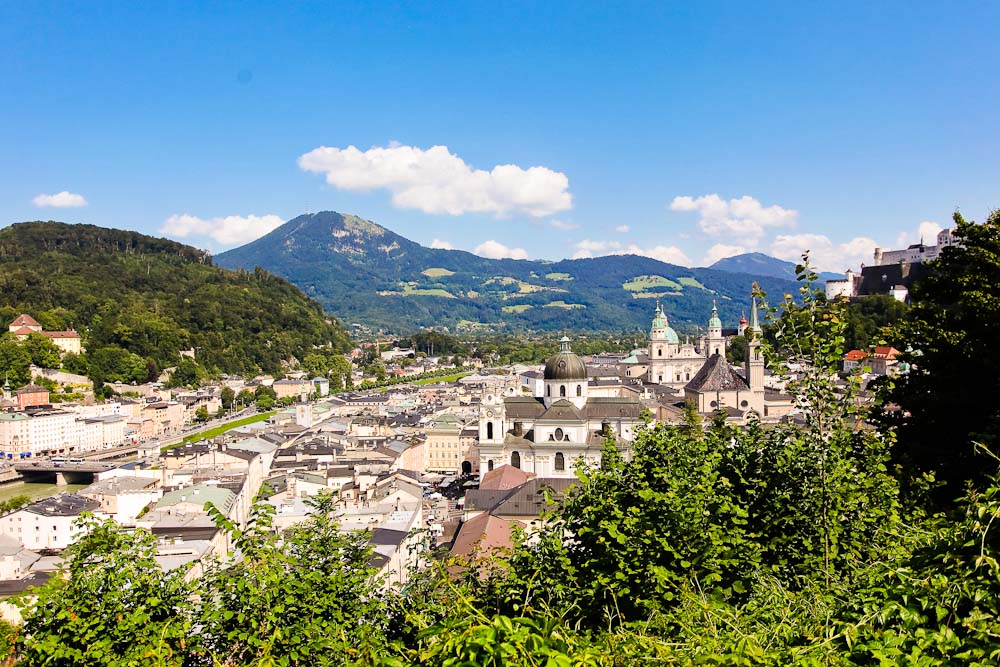 Salzburger Stadtberge: Blick vom Mönchsberg auf Altstadt und Festungsberg