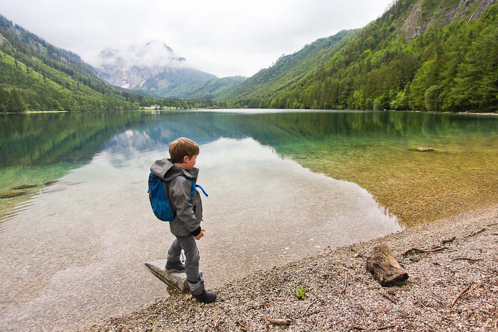 Mit Kind auf dem Langbathseen Rundweg