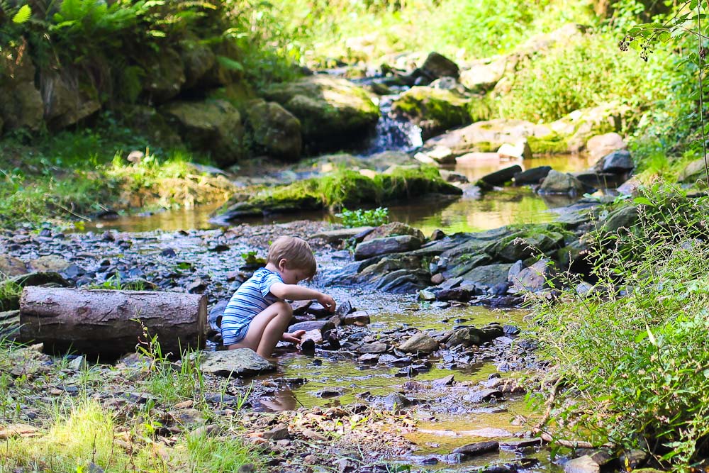 Ideen für Outdoor Aktivitäten mit Kindern: in einem Waldbach spielen