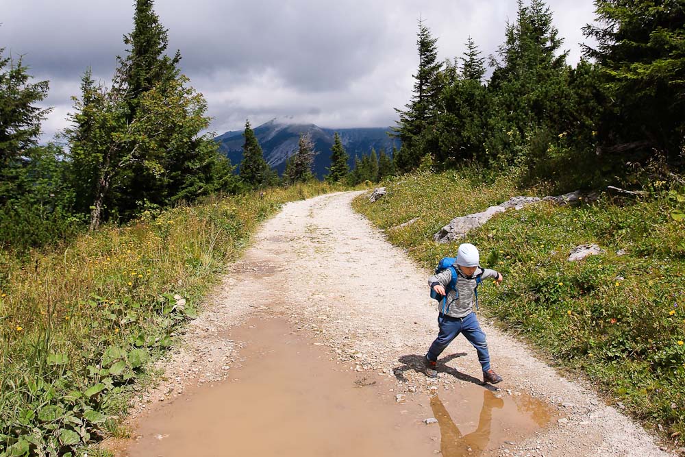 Outdoor Ideen mit Kindern: durch Pfützen springen