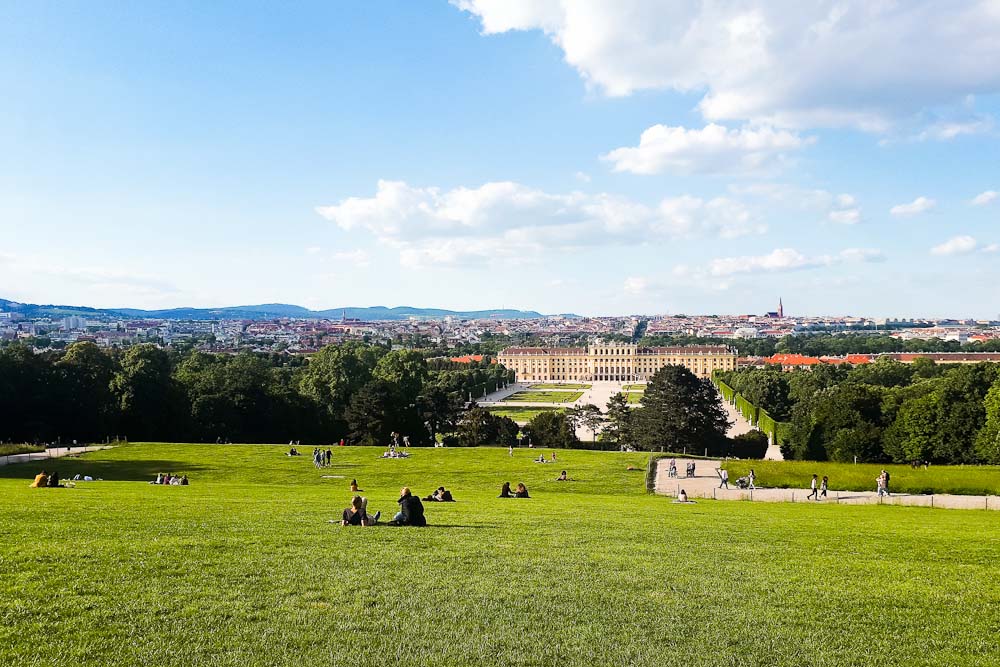 Blick auf das Schloss Schönbrunn von der Gloriette