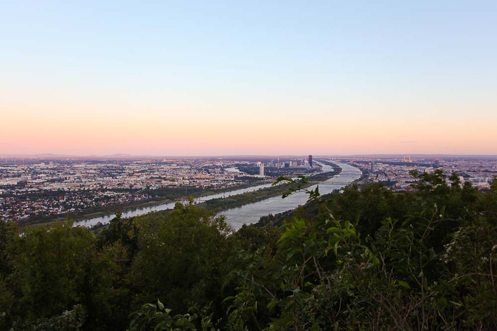 Stadtwanderweg 1a: Aussicht vom Leopoldsberg nach Wien und auf die Donau zum Sonnenuntergang 