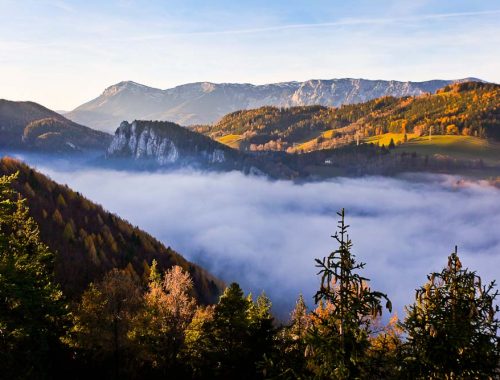 Am Bahnwanderweg Semmering wandern zum 20 Schilling Blick