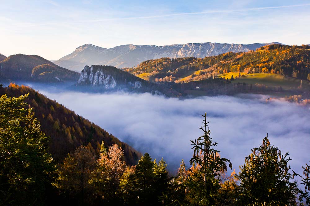 Am Bahnwanderweg Semmering wandern zum 20 Schilling Blick