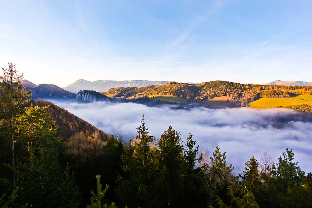 Aussicht von der Doppelreiterwarte auf Pollereswand und Rax und Schneeberg