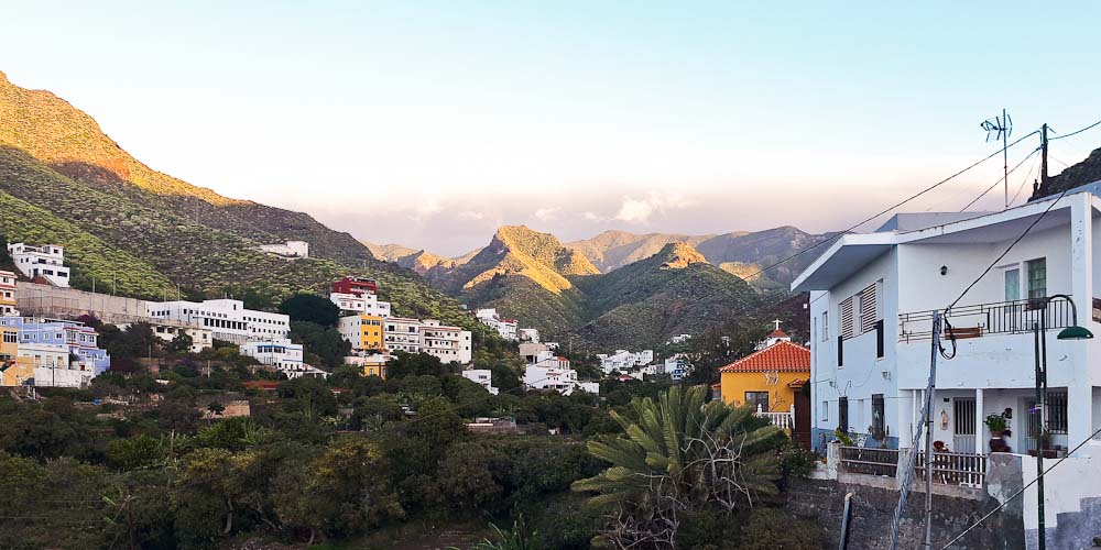 Igueste de San Andres eingerahmt vom Anaga Gebirge zum Sonnenaufgang