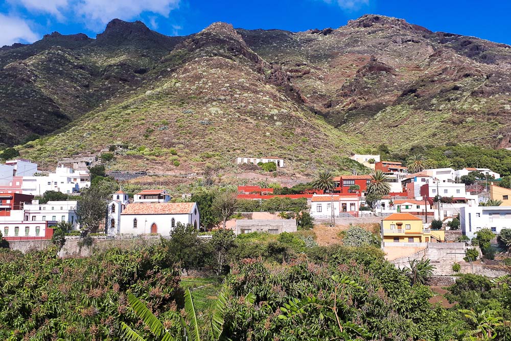 Blick auf eine kleine Kirche in Igueste de San Andrés