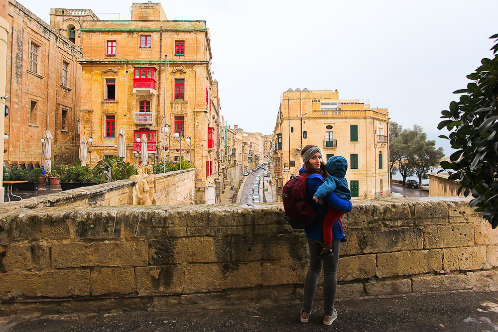 Malta mit Kleinkind im Winter