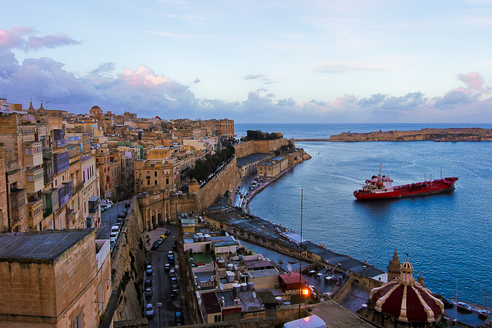 Dämmerungslicht in Valletta von den Upper Barrakka Gardens
