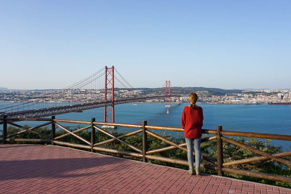 Lissabon Cristo Rei mit Blick auf die Ponte 25 Abril 