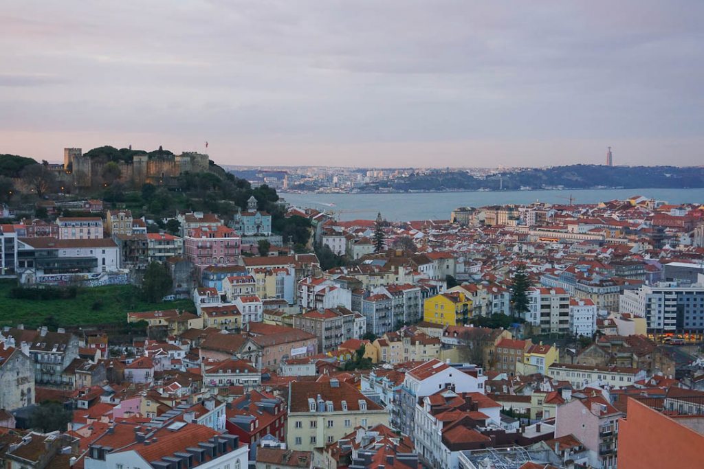 Lissabon von oben vom Miradouro da Senhora do Monte