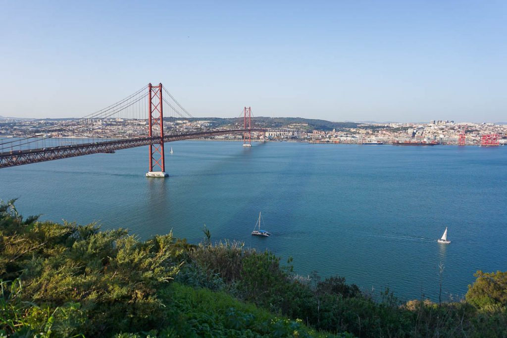 Die Ponte 25 Abril vom Aussichtspunkt Cristo Rei aus gesehen