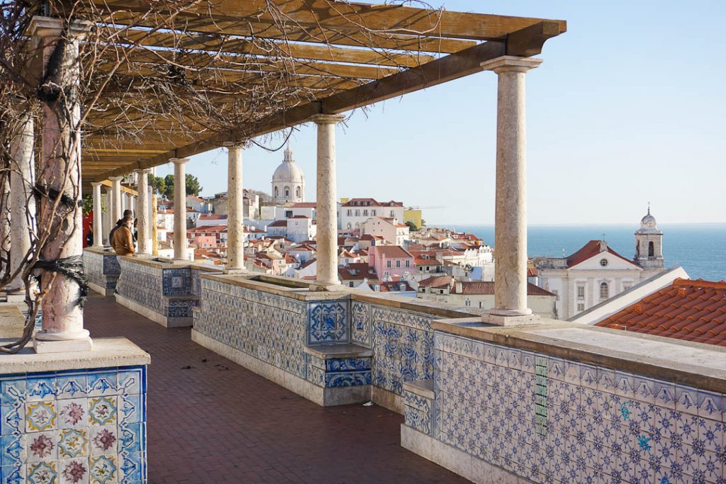 Lissabon Sehenswürdigkeiten: der hübsche Miradouro de Santa Luzia