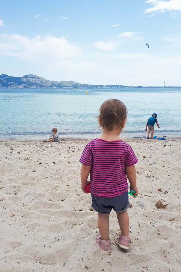 Mallorca Strand mit Kleinkind