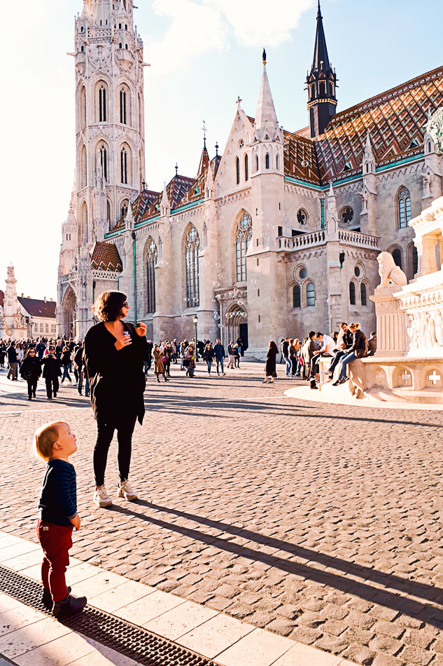 Budapest Matthiaskirche Fischerbastei mit Kindern