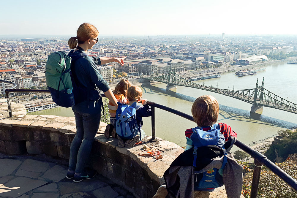 Gellertberg mit Kindern Budapest Kleinkind