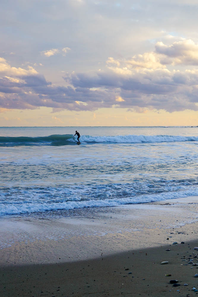 Surfer am Pissouri Beach auf Zypern