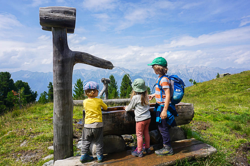 Zirbenweg: Glungegzerbahn mit Kindern zur Tulfeinalm