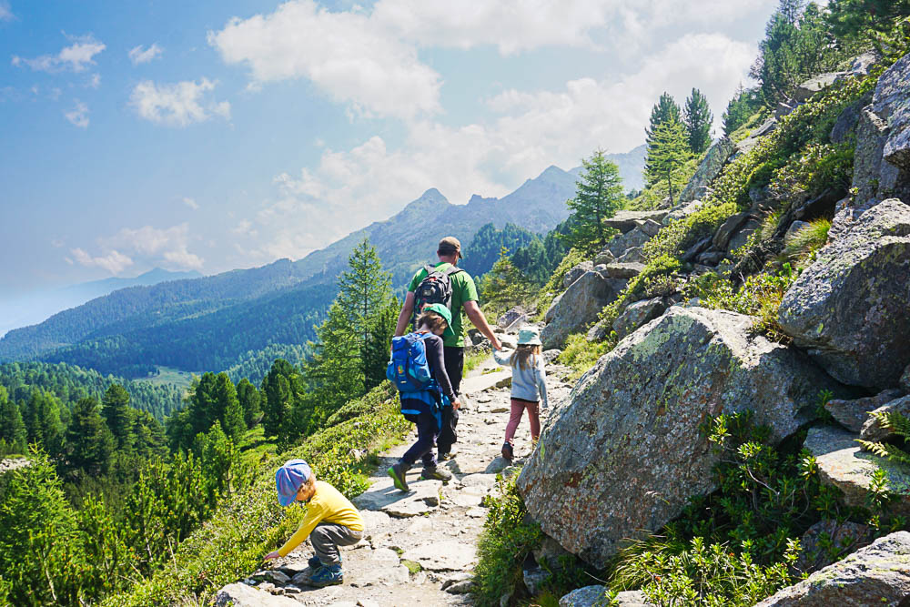 Am Tiroler Zirbenweg mit Kindern