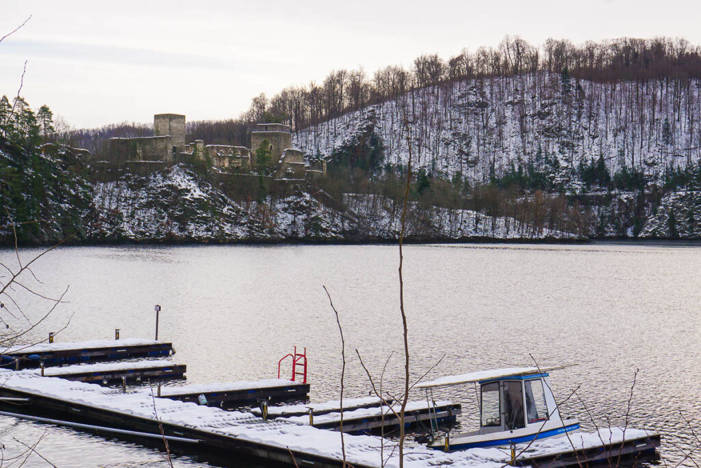 Winter Waldviertel: Ruine Dobra am Stausee Dobra