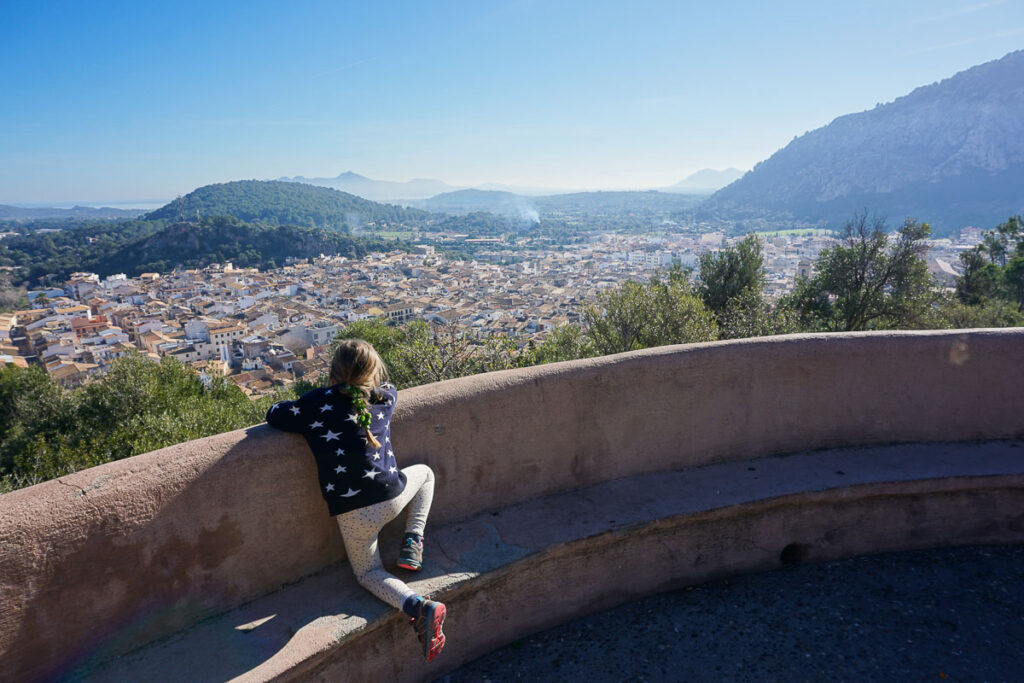 Aussicht über Pollenca mit Kind am Mirador del Calvari