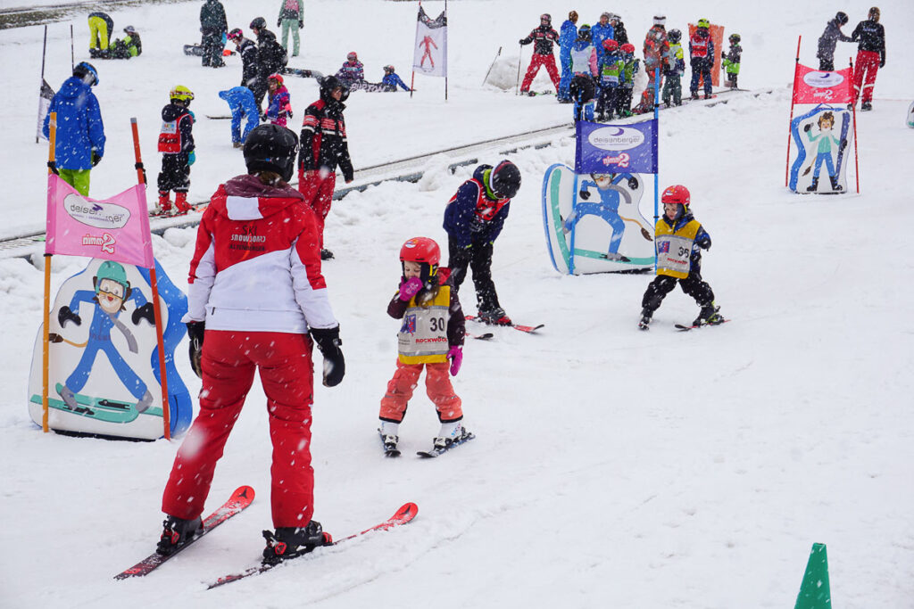 Großes Übungsgelände in Leo's Kinderland Skifahren