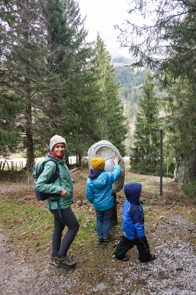 Skulptur am Wanderweg Leo's Gang Art Leogang