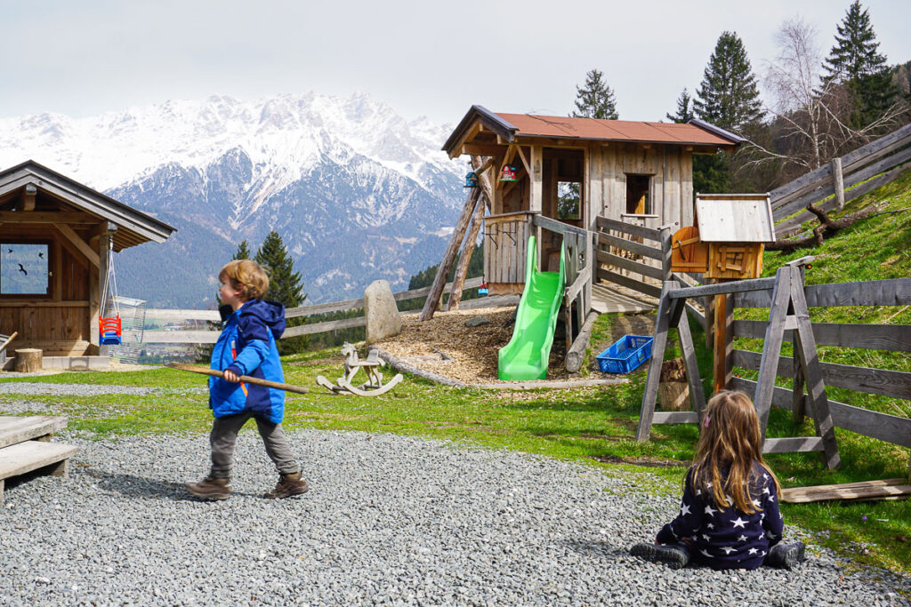 Leogang Sinnlehenalm mit Kind Spielplatz 