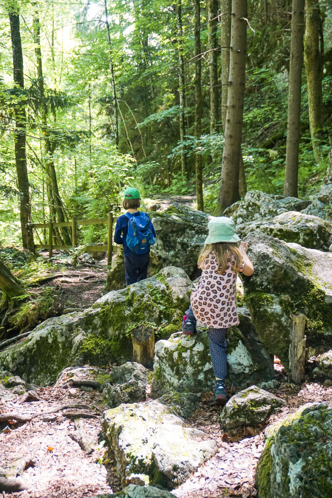 Myrafälle mit Kindern