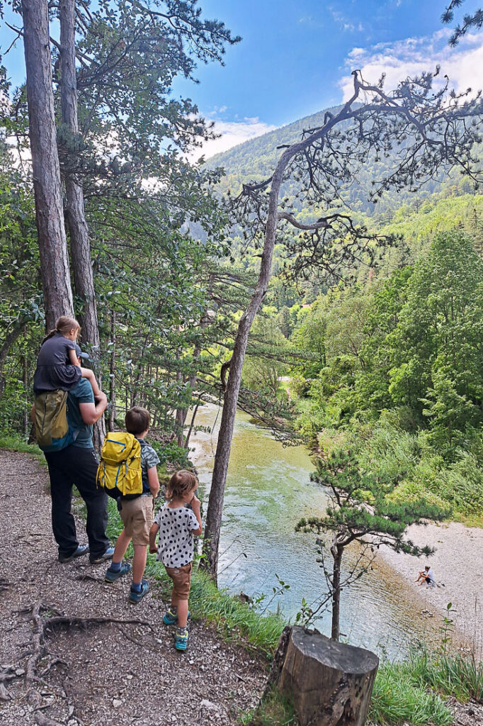 Mit Kindern am 1. Wiener Wasserleitungsweg entlang der Schwarza