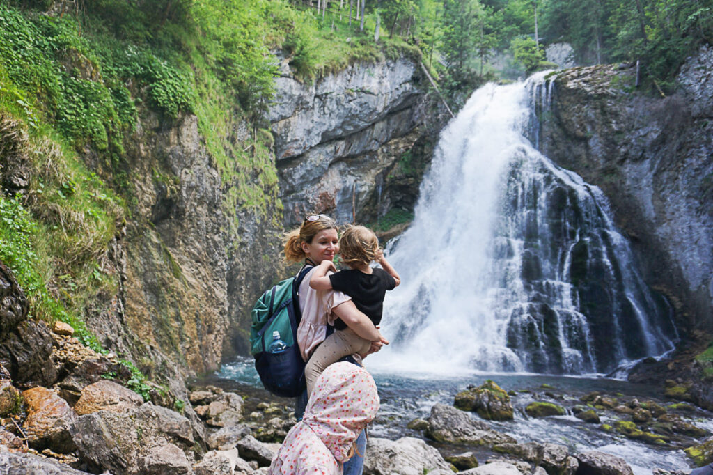 Gollinger Wasserfall mit Kindern Kleinkind