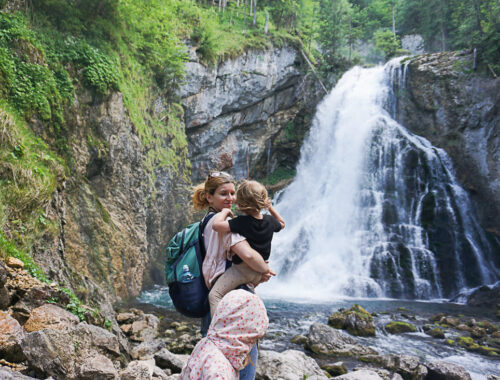 Gollinger Wasserfall mit Kindern Kleinkind
