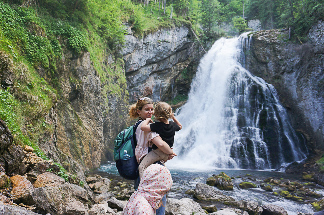 Gollinger Wasserfall mit Kindern Kleinkind