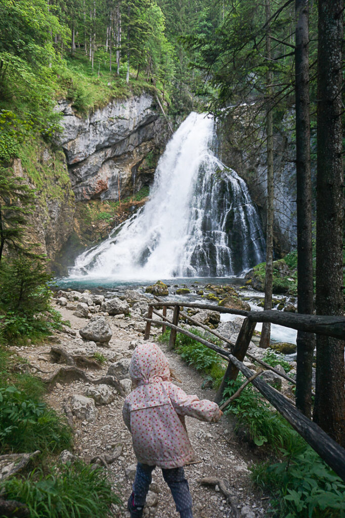 Gollinger Wasserfall mit Kleinkind
