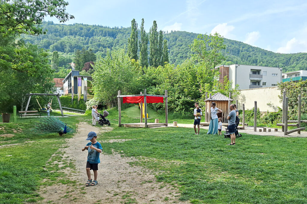 Spielplatz im Schlosspark Eggenberg in Graz - mit Pfau