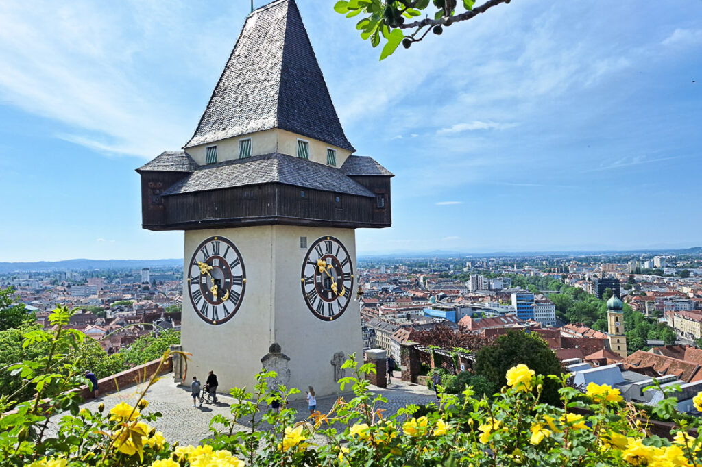 Grazer Uhrturm mit Graz Aussicht