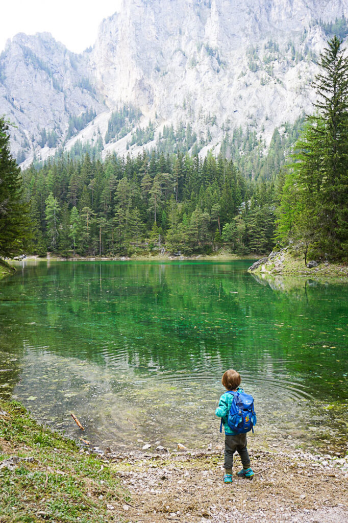 Grüner See wandern mit kleinen Kindern