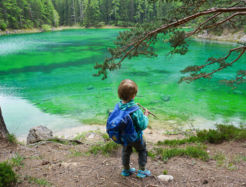 Grüner See mit Kindern